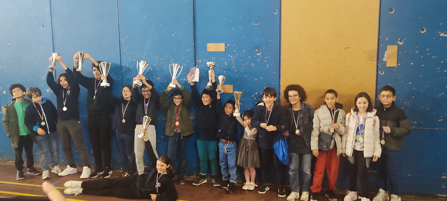 photo de groupe avec trophée